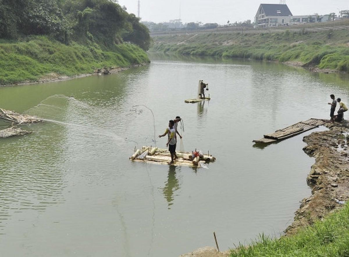 Berkah kemarau bagi pencari ikan di Sungai Cisadane