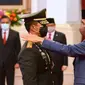 Presiden Joko Widodo menyematkan tanda pangkat kepada Panglima TNI Jenderal Andika Perkasa saat pelantikan di Istana Negara, Rabu (17/11/2021). Andika Perkasa menggantikan Panglima TNI sebelumnya Marsekal Hadi Tjahjanto yang memasuki masa pensiun. (Foto: Agus Suparto/Biro Sekretariat Kepresidenan)