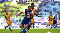 Thiago Furtuoso berduel dengan Mauricio Leal pada laga Arema vs Mitra Kukar di Stadion Kanjuruhan, Malang, Sabtu (24/3/2018). (Bola.com/Iwan Setiawan)