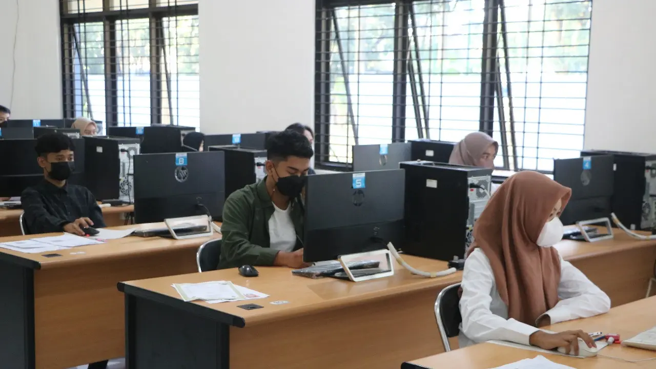 Peserta (UTBK) Seleksi Bersama Masuk Perguruan Tinggi Negeri (SBMPTN) 2022 di Pusat UTBK Universitas Jember