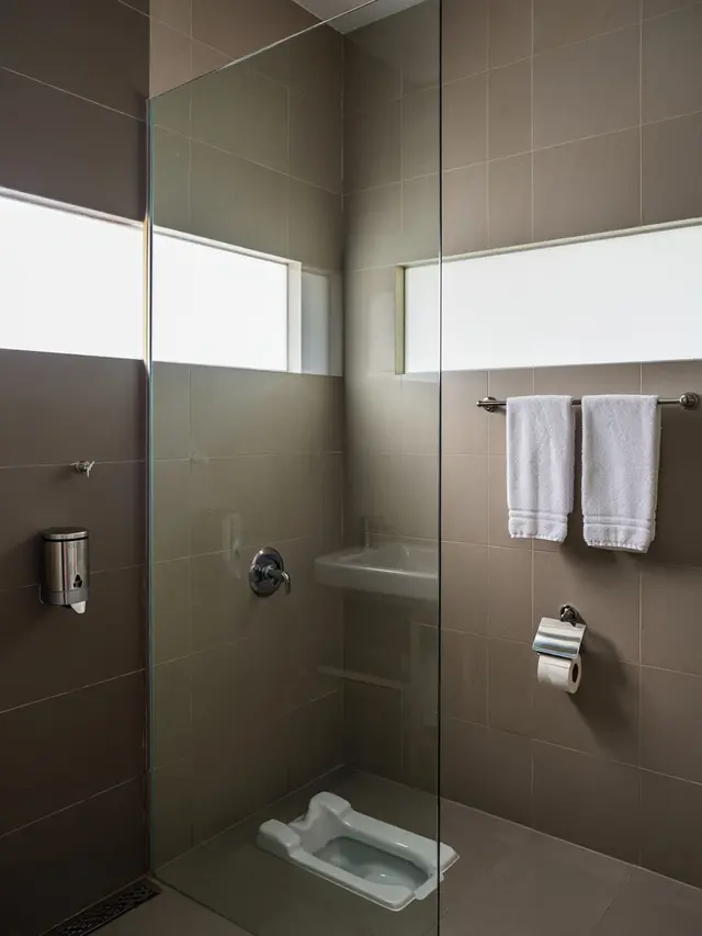 Kamar mandi modern kloset jongkok (Foto: Reve Art AI)