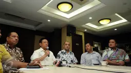 Fungsionaris Partai Golkar, Agung Laksono (ketiga kiri) memberikan keterangan terkait pengunduran diri Setya Novanto sebagai Ketua DPR RI di Jakarta, Kamis (17/12/2015). Agung mengungkapkan sudah menyiapkan nama pengganti. (Liputan6com/Helmi Fithriansyah)