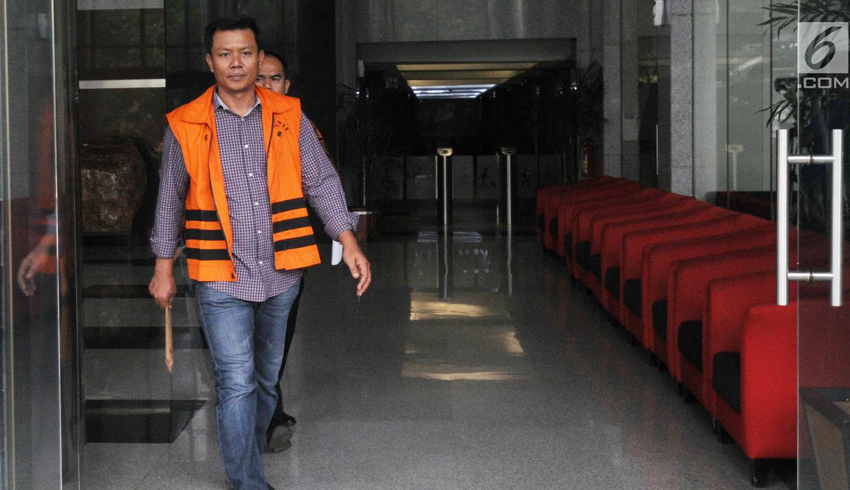 Tersangka mantan anggota DPRD Sumut, Muslim Simbolon keluar gedung KPK usai menandatangani berkas perpanjangan penahanan, Jakarta (1/10). Muslim Simbolon ditangkap terkait kasus Pengesahan Perubahan APBD 2013, 2014 dan 2015. (Merdeka.com/Dwi Narwoko)