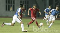 Pemain Timnas Indonesia U-16, Hamsah Lestaluhu, melewati beberapa pemain Singapura pada laga uji coba Internasional di Stadion Wibawa Mukti, Cikarang, Kamis, (08/06/2017). Indonesia menang 4-0. (Bola.com/M Iqbal Ichsan)