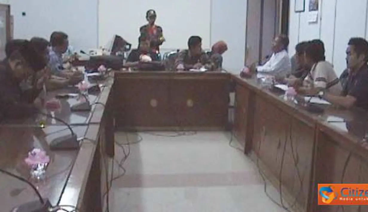 Citizen6, Jember: Perwakilan warga Dusun Mandilis, Desa Sanenrejo yang menjadi korban erosi Sungai Mandilis menemui Komisi C DPRD Kabupaten Jember didampingi oleh DPC relawan perjuangan demokrasi (REPDEM) Jember, Senin (18/4). (Pengirim: Sapto Raharjanto)