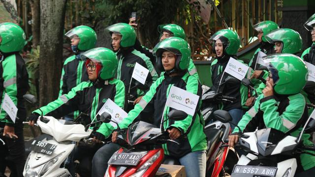 Pengemudi Grab Bike di area Malang meramaikan pawai obor Asian Games 2018.