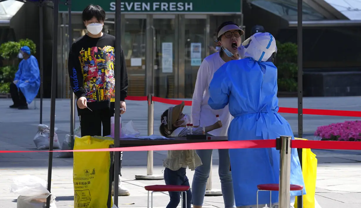 <p>Warga mengantre untuk tes COVID-19 massal di Beijing, China, Selasa (3/5/2022). China telah berpegang teguh pada pendekatan ketat 'Nol COVID' yang membatasi perjalanan, menguji massal seluruh kota, dan mendirikan fasilitas sementara yang luas untuk mencoba mengisolasi setiap orang yang terinfeksi. (AP Photo/Ng Han Guan)</p>