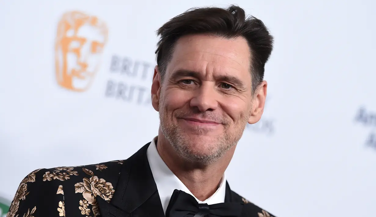 Aktor komedi Jim Carrey berpose saat tiba menghadiri acara BAFTA Los Angeles Britannia Awards 2018 di Beverly Hilton di Beverly Hills, California (26/10). Di acara ini Jim Carrey menerima Penghargaan Charlie Chaplin Britannia. (AFP Photo/Jordan Strauss)