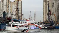 KM Express Bahari 3B milik PT Pelni (Persero) yang sedang berlayar dari Pelabuhan Sunda Kelapa, Jakarta, Selasa (10/1). Kapal ini ditunjuk sebagai pengganti KM Zahro Express yang sudah terbakar dan menewaskan 23 orang. (Liputan6.com/Johan Tallo)