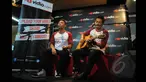 Pemenang ketiga dan kedua Music Video Contest, Eros Tjokro  (kiri) dan Dibya Dika (kanan) saat berduet di kantor Vidio.com, SCTV Tower, Jakarta, Rabu (28/1/2015). (Liputan6.com/Herman Zakharia)