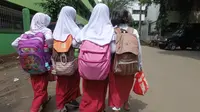 Sejumlah Anak SD Menggendong Tas yang kelebihan Beban (Liputan6.com/Mochamad Khadafi)