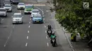 Sejumlah kendaraan bermotor melintas di Jalan MH. Thamrin, Jakarta, Minggu (4/2). Sebelumnya petugas dari Dinas Perhubungan telah melakukan sosialisasi selama 7 hari terkait jalur khusus motor. (Liputan6.com/Faizal Fanani)
