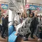 Viral Aksi Emak-Emak Gelantungan di KRL Ini Bikin Heboh (Sumber: Tiktok/deliasaisar)