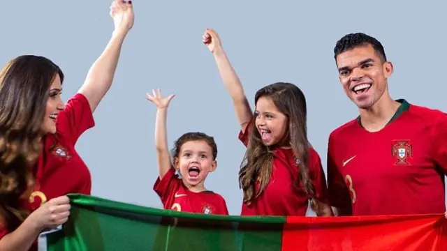 Pepe pesepak bola Portugal dengan keluarganya