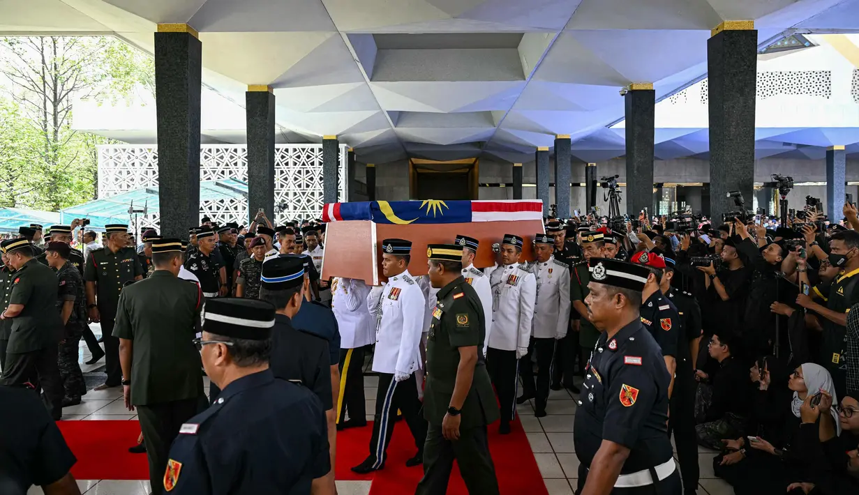 Sebelumnya, Abdullah Ahmad Badawi meninggal dunia setelah mengalami demensia yang menyebabkannya kehilangan ingatan. (Mohd RASFAN/AFP)