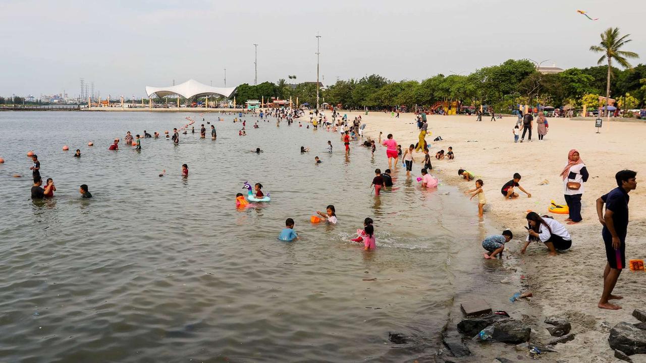 FOTO: Libur Waisak, Ratusan Ribu Pengunjung Padati Pantai Lagoon Ancol