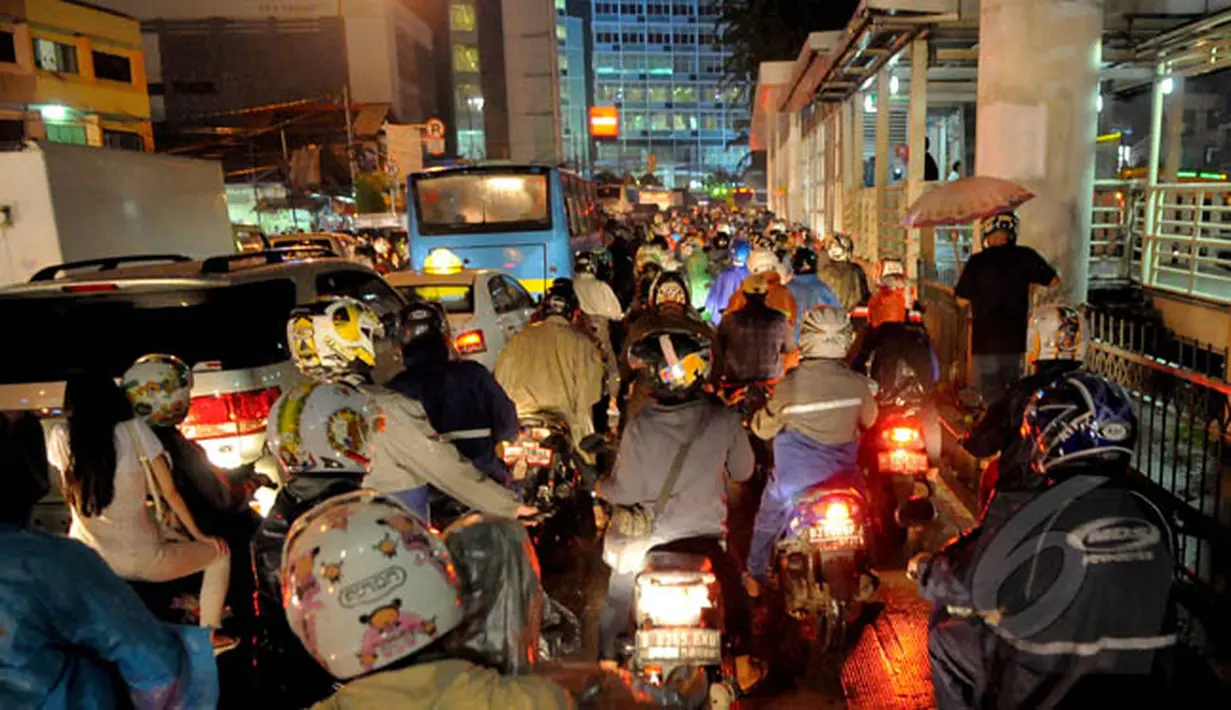 Para pengendara yang mengantre karena terjebak banjir di ruas Jalan Daan Mogot, Jakarta, Senin (9/2/2015) malam. (Liputan6.com/Faisal R Syam)