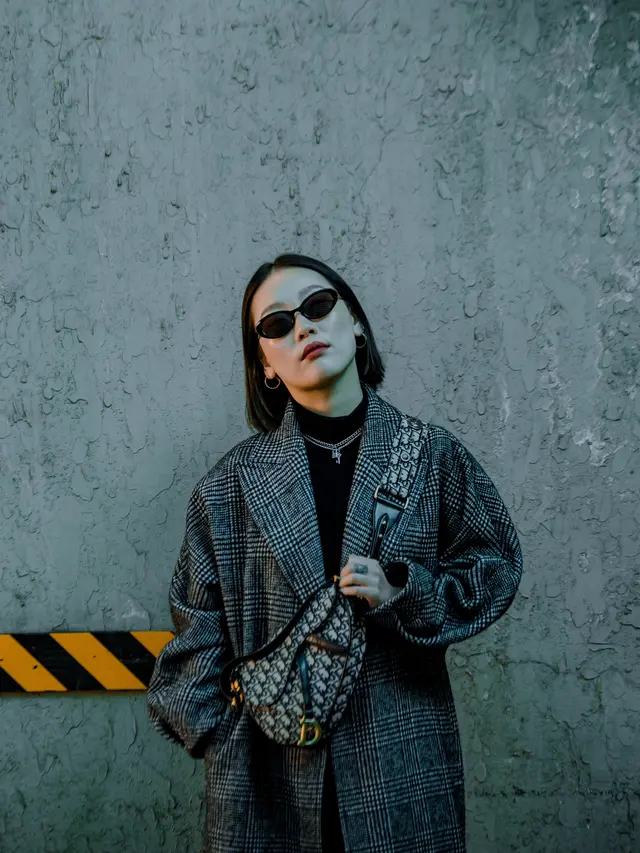 ilustrasi tips menggunakan pakaian serba hitam/ mikotoraw-pexels