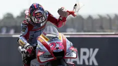 Enea Bastianini tercatat telah memenangkan ajang balap MotoGP pada musim ini sebanyak dua kali. Pembalap asal Italia tersebut sukses menjadi yang tercepat di Srikuit Lusail, Qatar dan tak terbendung saat GP Prancis yang berlangsung di Sirkuit Bugatti, Le Mans, Minggu (15/5/2022) siang. Pembalap berjuluk The Beast itu kini menempati posisi ketiga di klasemen pembalap MotoGP. (AFP/Jeremias Gonzalez)