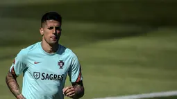Bek timnas Portugal, Joao Cancelo menghadiri sesi latihan dalam persiapan untuk Euro 2020 di kamp pelatihan "Cidade do Futebol" di Oeiras, Senin (7/6/2021). Gelaran Euro 2021 akan berlangsung selama satu bulan, mulai Sabtu (12/6/2021) ini hingga 12 Juli mendatang. (PATRICIA DE MELO MOREIRA/AFP)