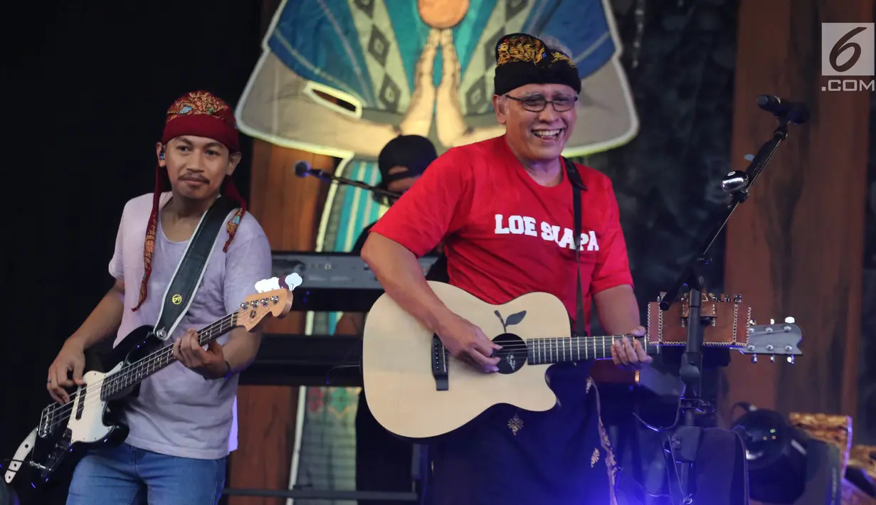 Penyanyi Iwan Fals membawakan lagu sambil bermain gitar dalam Seri Konser Situs Budaya di Panggung Kita, Depok, Sabtu (3/3). Konser Situs Budaya kali ini mengangkat tema budaya dari NTB Kerajaan Lombok dan Bima. (Liputan6.com/Arya Manggala)