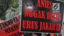 Massa dari Pergerakan Pemuda Jakarta (PPJ) melakukan aksi unjuk rasa di depan Balaikota, Jakarta, Senin (5/11). PPJ mengkritik realisasi rumah DP nol terkesan dipaksakan. (Merdeka.com/Arie Basuki)