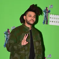 The Weeknd baru saja mencatatkan prestasi dengan menyabet posisi pertama di chart musik Amerika. (AFP/Bintang.com)