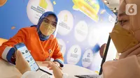 Customer service melayani pelanggan di ACC Kebon Jeruk, Jakarta, Jumat (03/09/2021). Dalam rangka Hari Pelanggan Nasional 2021, ACC memberikan apresiasi bagi pelanggan berupa Program Diskon Denda 50%, Cashback AstraPay 50 ribu dan Undian Pelanggan Berseri. (Liputan6.com/HO/Eko)