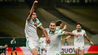 Bek AS Roma bernomor punggung 24, Jan Ziolkowski (kiri), merayakan gol pertama timnya selama pertandingan Liga Europa - Phase League, Matchday 8 - antara Panathinaikos FC dan AS Roma di Stadion Olimpiade di Athena, Jumat (30-1-2026) dini hari WIB. (Aggelos NAKKAS/AFP)