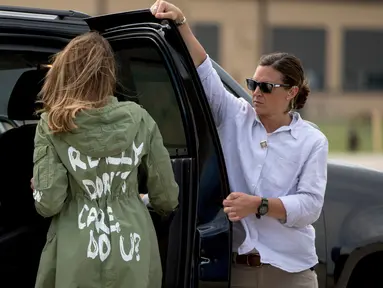 Ibu Negara AS, Melania Trump menaiki kendaraan setibanya di Pangkalan Angkatan Udara Andrews, Maryland, Kamis (21/6). Melania Trump baru saja kembali mengunjungi anak-anak imigran уаng telantar dі pusat penahanan anak, Texas. (AP/Andrew Harnik)