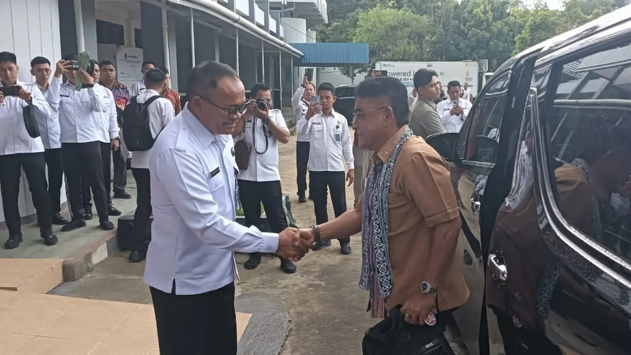 Wakil Ketua Komisi XIII DPR RI Andreas Hugo Pareira ini disambut Kakanwil Dirjen Pemasyarakatan Provinsi Sulut Tonny Nainggolan di Lapas Kelas IIA Tuminting Manado pada, Kamis (10/4/2025).