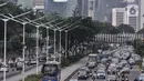 Suasana kendaraan terjebak macet di Jalan Sudirman, Jakarta, Selasa (9/6/2020). Masa PSBB Transisi yang memperbolehkan karyawan di perkantoran kembali bekerja menyebabkan ruas jalan Ibu Kota kembali macet dan semrawut saat jam pulang kerja. (merdeka.com/Iqbal S Nugroho)