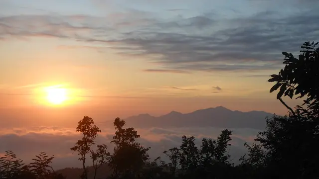 Pemandangan dari Gunung Kaba di Bengkulu Sumatra Selatan. (Dok: Gunung Bagging https://www.gunungbagging.com/kaba/)
