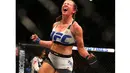 Miesha Tate berlari kegirangan usai menang atas Holly Holm pada ajang UFC 196 di MGM Grand Garden Arena, Las Vegas, Amerika Serikat, Minggu (6/3/2016)  (Reuters/Mark J. Rebilas-USA TODAY Sports)