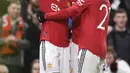 Gelandang Manchester United, Fred (kiri) merayakan dengan rekan setimnya setelah mencetak gol ke gawang Reading selama pertandingan putaran keempat Piala FA di Old Trafford di Manchester, Inggris, Minggu (29/1/2023). MU menang atas Reading 3-1. (AFP Photo/Oli Scarff)