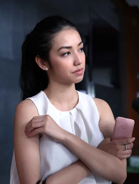 Namun tetap saja Velove merasa sedih mengingat dirinya sudah beberapa bulan terakhir berpisah dari sang ayah. Biasanya Velove sering bercerita tentang kesehariannya kepada sang ayah. (Nurwahyunan/Bintang.com)