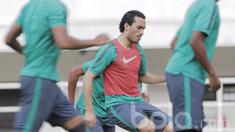 Pemain naturalisasi Timnas Indonesia U-22, Ezra Walian, mengikuti sesi latihan jelang laga kontra Myanmar di Stadion Pakansari, Bogor, Senin (20/03/2017). Penyerang Jong Ajax ini melakoni debut latihan bersama Skuat Garuda. (Bola.com/M iqbal Ichsan)