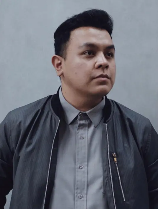 Muhammad  Tulus lahir di Sumatera Barat, Indonesia, 20 Agustus 1987 merupakan penyanyi sekaligus penulis lagu.  (viainstagram@tulusm/Bintang.com)