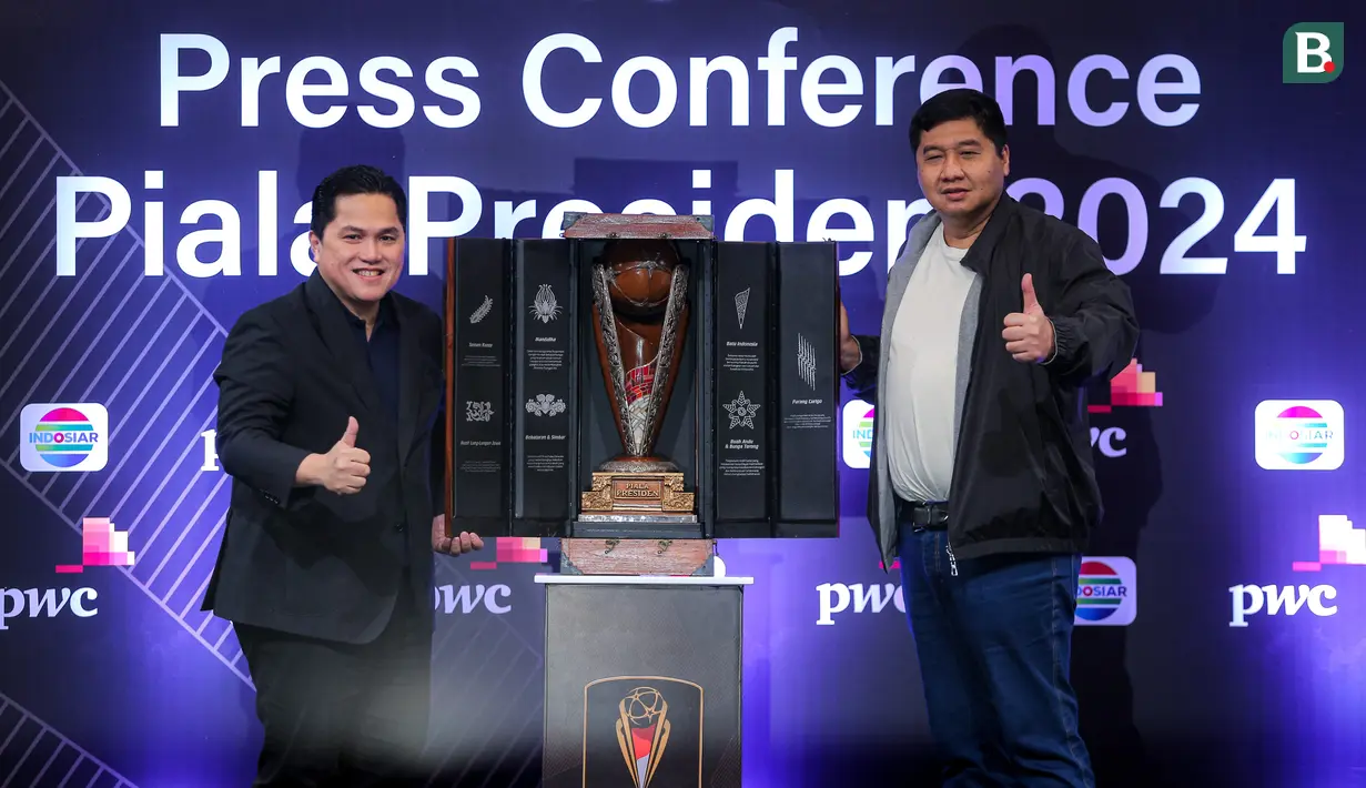 <p>Ketua umum PSSI, Erick Thohir (kiri) bersama Ketua Steering Committee (SC) Piala Presiden 2024, Maruarar Sirait saat membuka trofi Piala Presiden 2024 dalam konferensi pers yang berlangsung di SCTV Tower, Senayan, Jakarta, Senin (15/07/2024). (Bola.com/Bagaskara Lazuardi)</p>