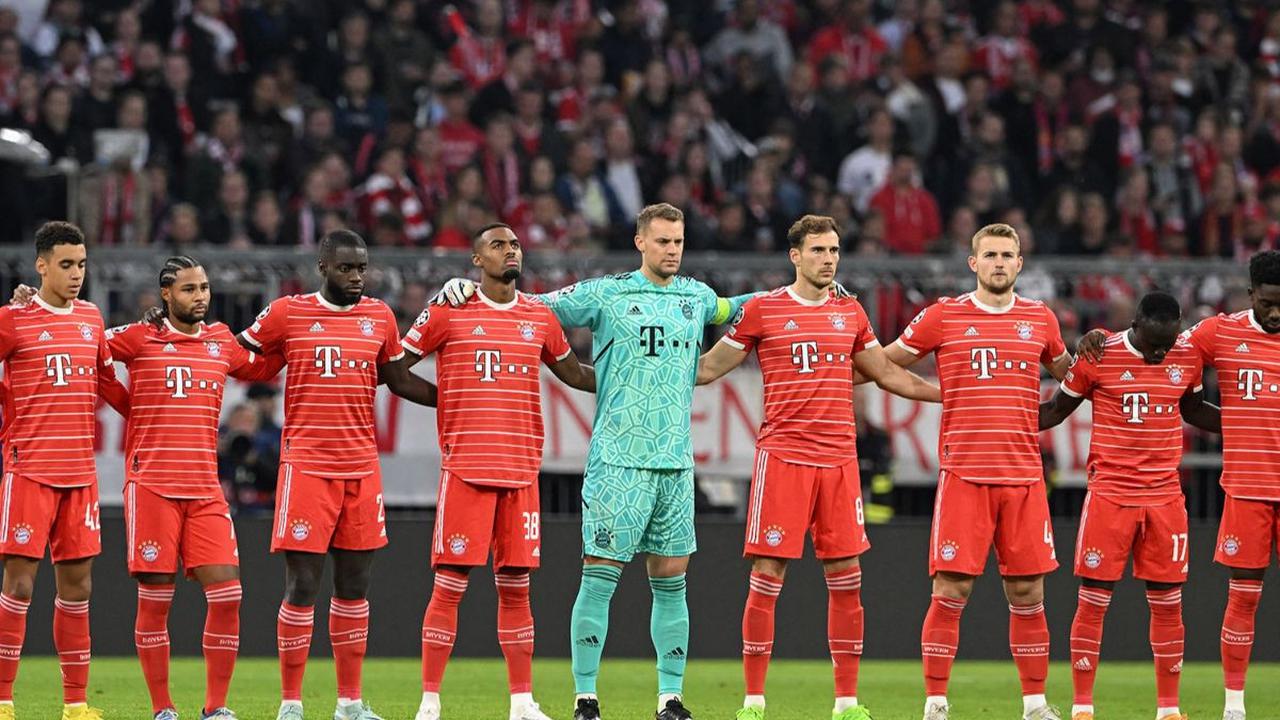 Para pemain Bayern Munchem pun terlihat turut menundukkan wajahnya saat mengheningkan cipta sebagai bentuk untuk mengungkapkan rasa duka cita mendalam atas tragedi tersebut.