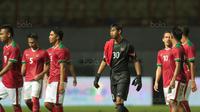 Para pemain Timnas Indonesia U-23 saat melawan Suriah U-23 pada laga persahabatan di Stadion Wibawa Mukti, Bekasi, Rabu (16/11/2017). Indonesia kalah 2-3. (Bola.com/NIcklas Hanoatubun)