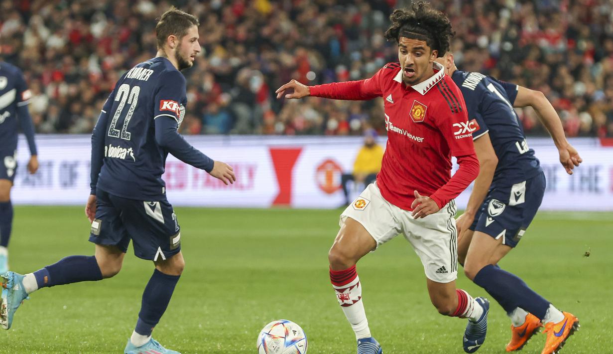 Zidane Iqbal. Serupa dengan Charlie Savage, ia juga merupakan produk asli Akademi Manchester United sejak awal musim 2019/2020. Sejak awal musim 2021/2022 ia menjadi bagian tim U-23 Manchester United. Dalam laga melawan Melbourne Victory, pelatih erik ten Hag juga terkesan dengan penampilan apiknya. (AP/Asanka Brendon Ratnayake)