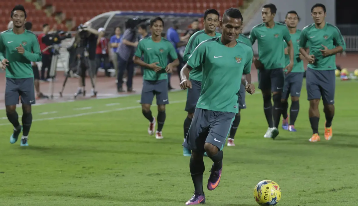 Abduh Lestaluhu terlihat menikmati sesi uji coba lapangan di Stadion Rajamangala, Thailand, (16/12/2016). (Bola.com/Vitalis Yogi Trisna)