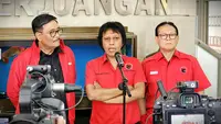 Jajaran DPP PDI Perjuangan (PDIP) saat menyikapi perombakan kabinet yang dilakukan oleh Jokowi di Gedung DPP PDIP, Jakarta. Ada Djarot Saiful Hidayat, Adian Napitupulu, dan  Rokhmin Dahuri. (Foto: Dokumentasi PDIP).