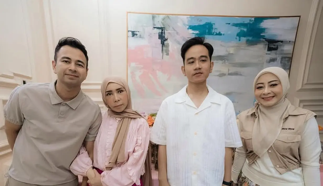 Melly tampil dengan riasan wajah blush on pink dan lipstik nude. Tampilan wajahnya pun cukup bikin pangling, terlihat lebih tirus dan hidungnya lebih mancung.  [@ melly_goeslaw]