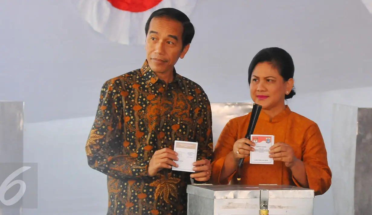 Presiden Joko Widodo bersama bu negara Iriana bersiap memasukan surat suara pada Pilkada DKI 2017 di TPS IV, Jakarta, Rabu (15/2). Jokowi menggunakan hak suara untuk pemilihan Gubernur DKI Jakarta. (Liputan6.com/Angga Yuniar)