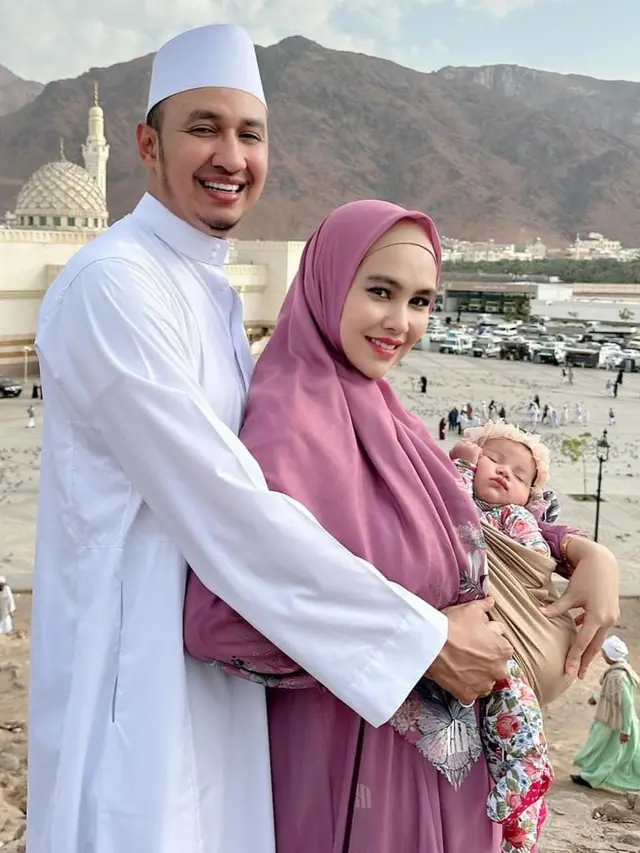 Potret Kartika Putri Umrah Bareng Anak, Tangan Suami Jadi Sorotan