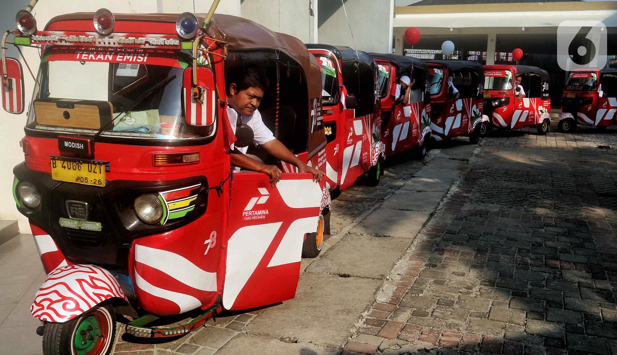 Dengan menggandeng Komunitas Bajaj Gas (Kobagas), PGN mengerahkan 17 unit bajaj bertanda khusus untuk mengitari daerah sekitar Jakarta Pusat dan kemudian disebar ke beberapa titik pangkalan, yakni Sarinah, Monas dan Stasiun Gondangdia. (Liputan6.com/Angga Yuniar)