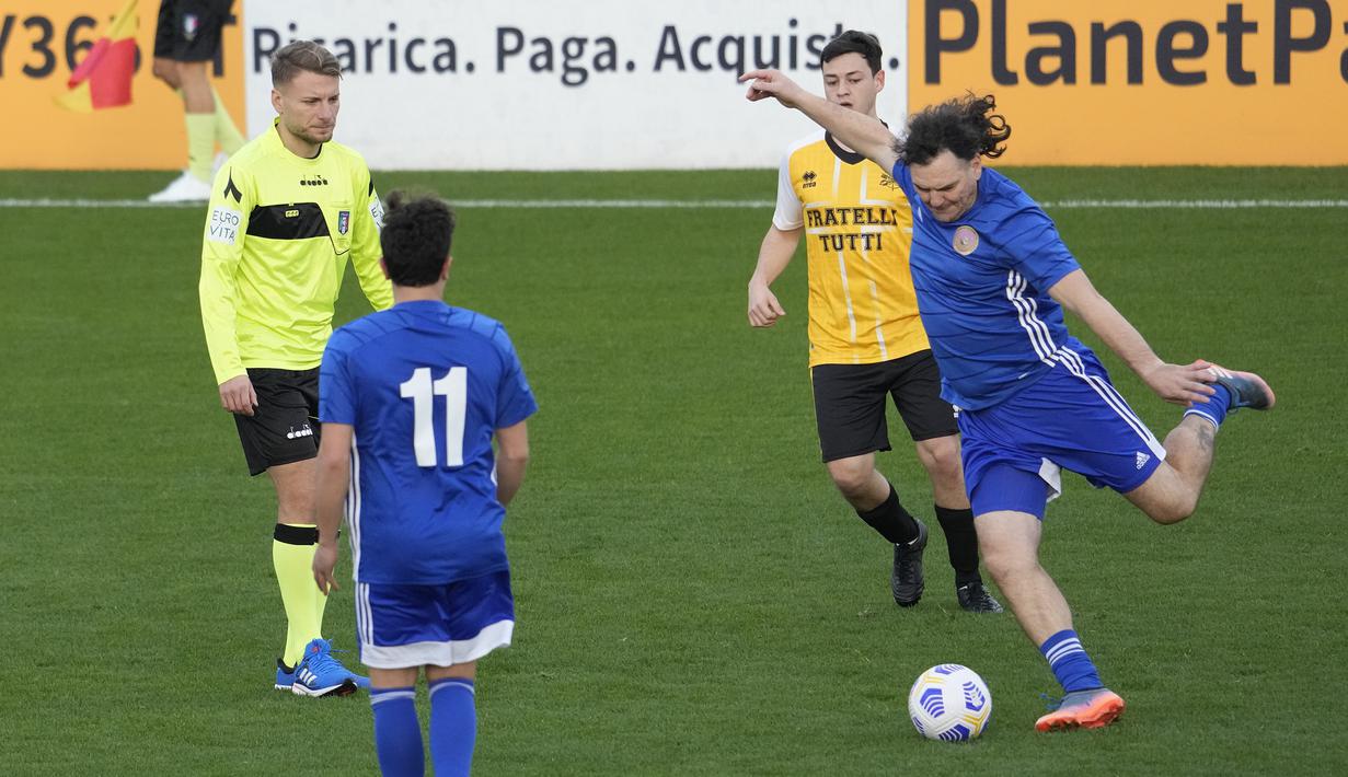 Striker berusia 31 tahun tersebut cukup tegas dalam memimpin laga. Ia memberikan masing-masing satu kartu kuning untuk kedua tim dalam laga yang berakhir dengan skor 7-7. (AP/Andrew Medichini)