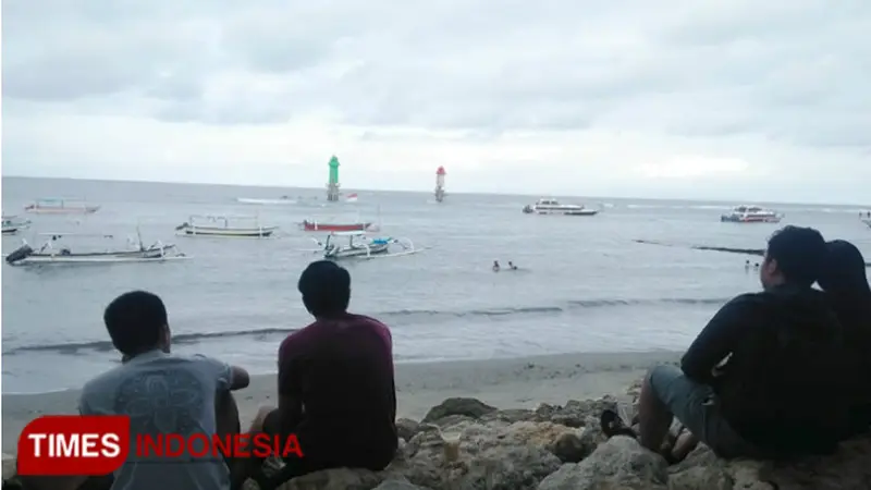 Di Akhir Pekan Pantai Matahari Terbit Ramai Pengunjung